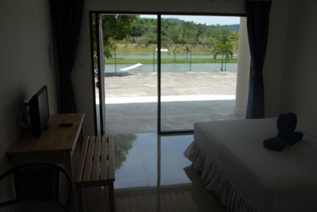 Phuket Wake Park Hotel Kathu Room photo